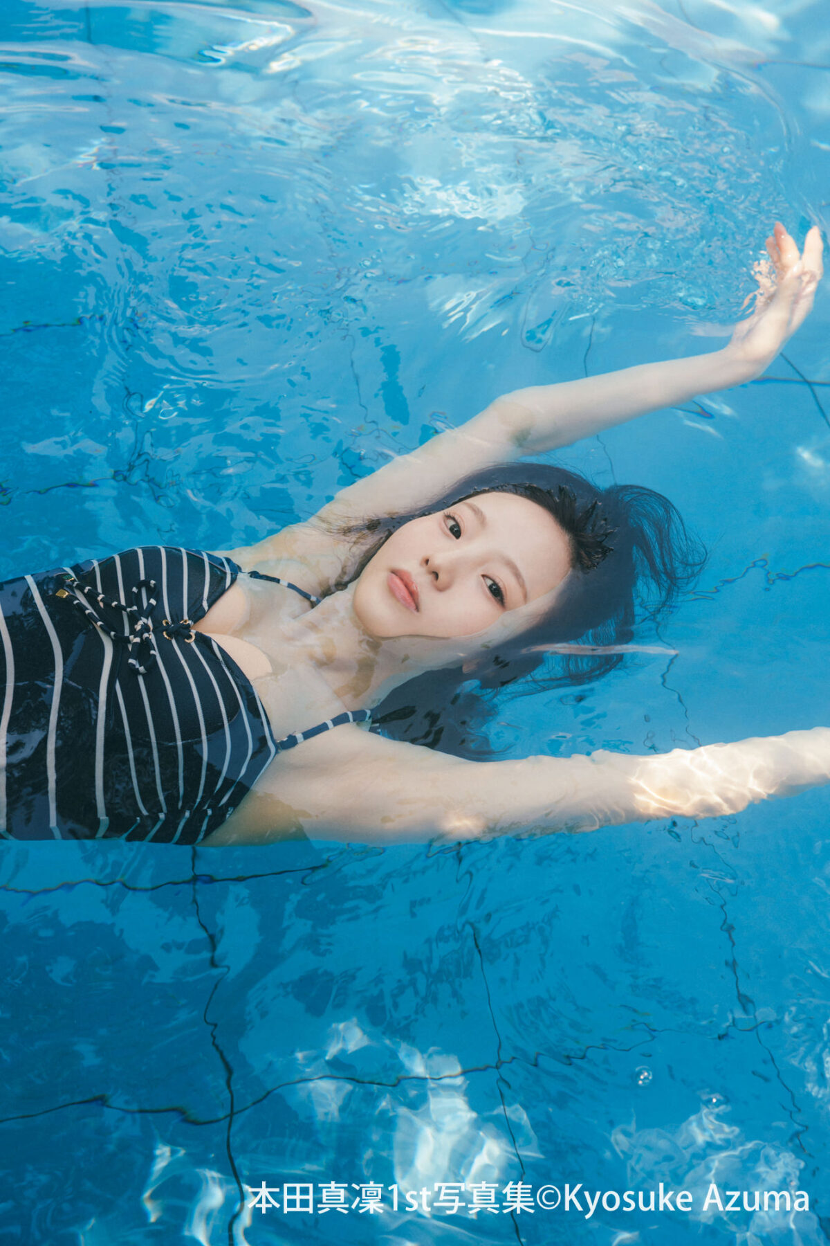 フィギュアスケーター・本田真凜、1st写真集よりノスタルジーな宿、プール、バレエスタジオでのカット解禁