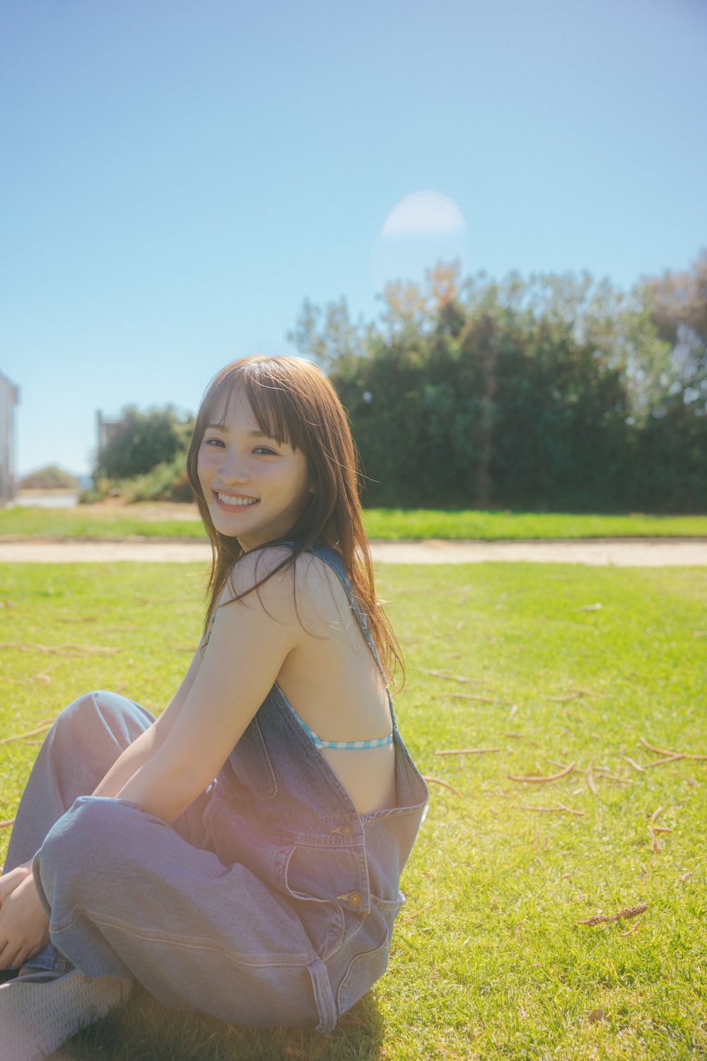 川栄李奈、1st写真集より明るい笑顔と美ボディが映える水着カット公開