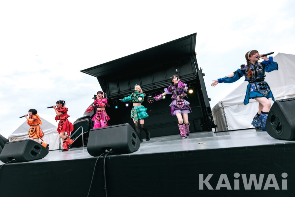 【超NATSUZOME2025ライブレポート】ゆるめるモ！、夏の朝に届けた笑顔と開放のポップチューン