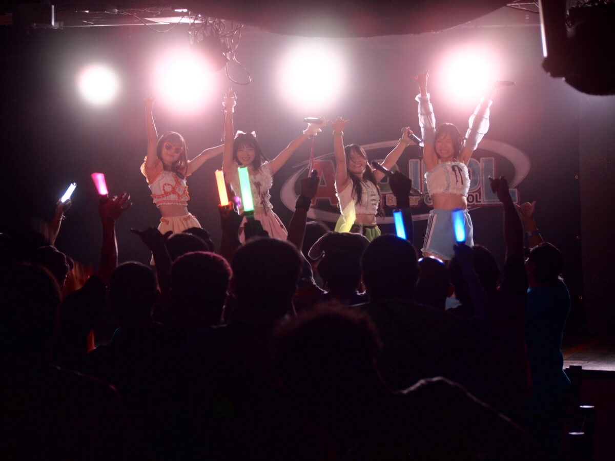 アップアップガールズ(2)、新体制で彩るコラボステージ──『ABC IDOL 〜YOKOHAMA COAST garage+3rd Anniversary〜』出演