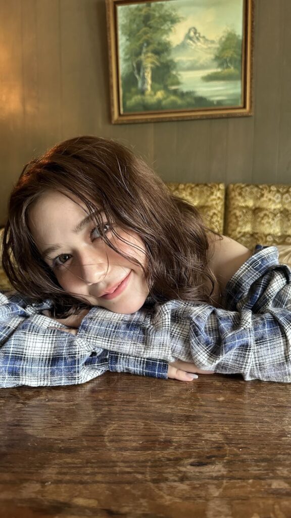 村重杏奈、『ViVi』表紙登場。特別版お渡し会開催も