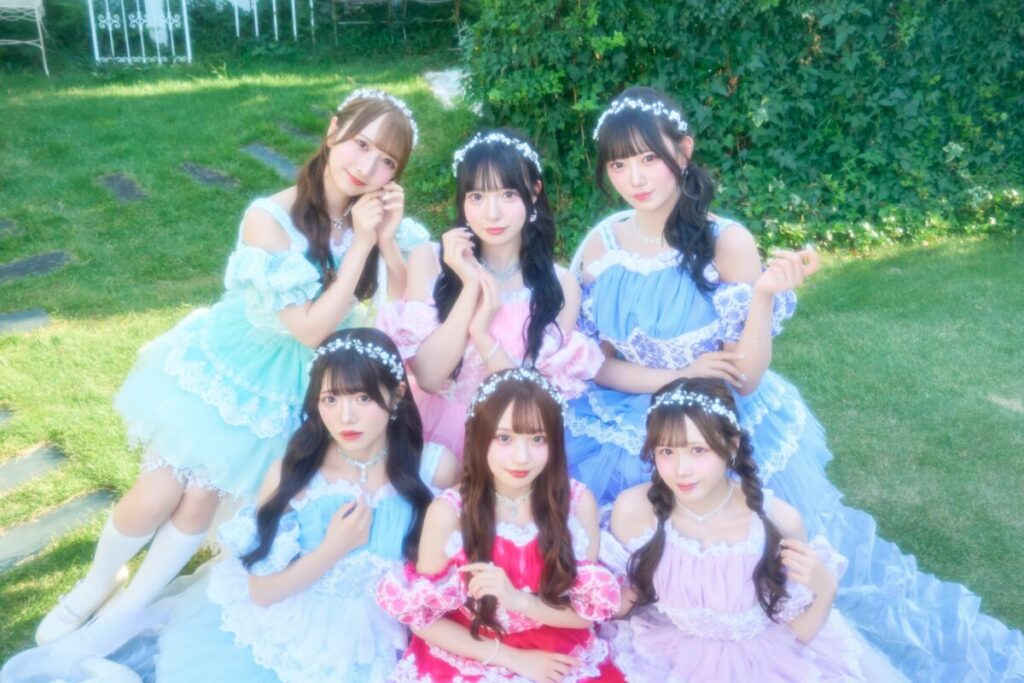 LilyS/ash、ハロウィン限定“ブラックフェアリー”衣装で魅せる定期公演開催